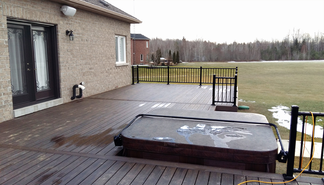 Composite Deck with Black Aluminum Railing