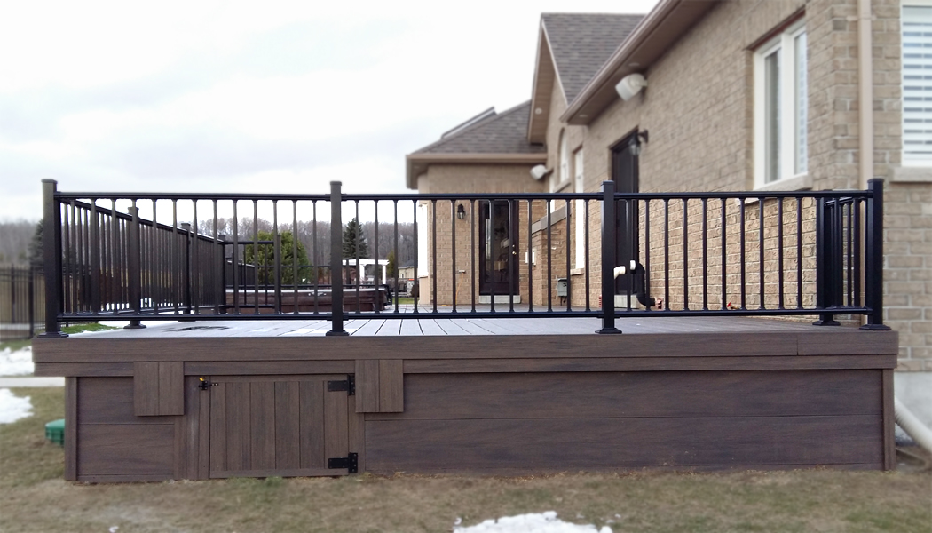 Composite Deck with Black Aluminum Railing