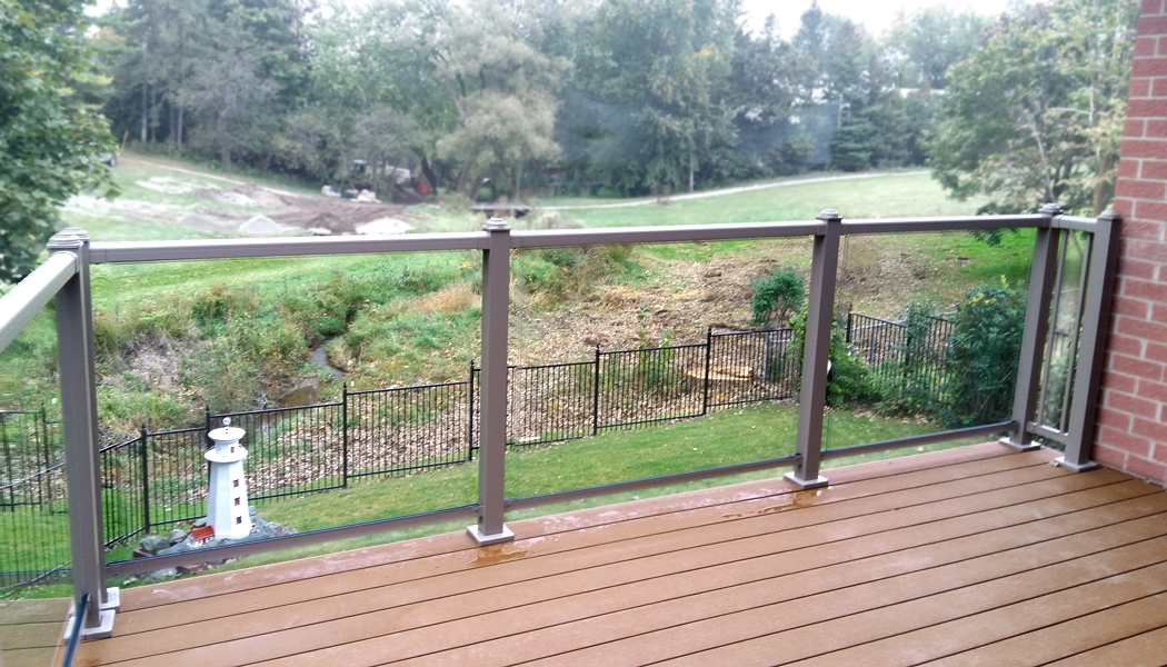 Tempered Glass with Aluminum Balusters Deck